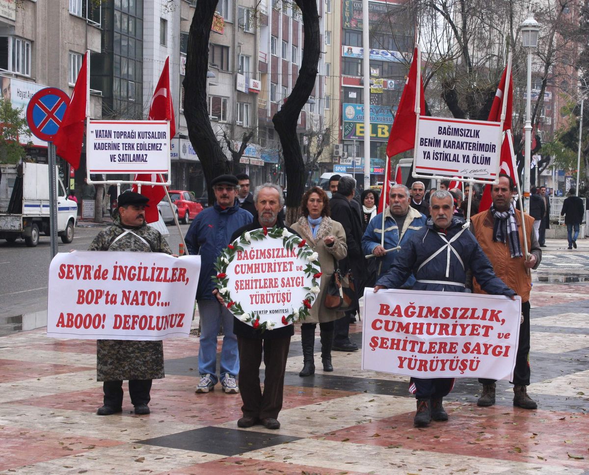 Gaziantep\'te "Şehitlere Saygı ve Bağımsızlık Yürüyüşü" Yapıldı