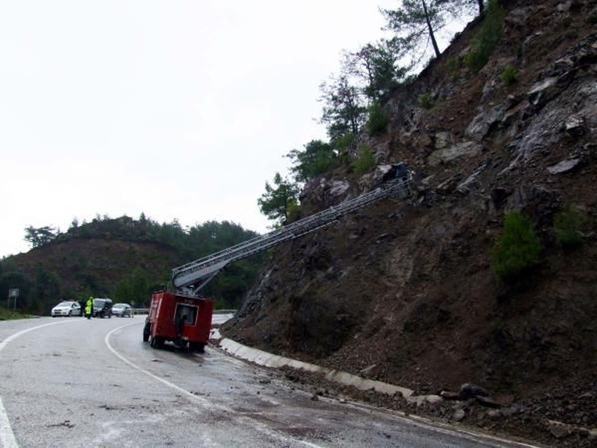 Heyelan, Marmaris\'te Ulaşımı Aksattı