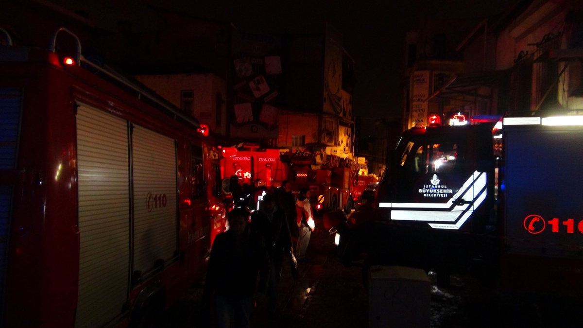 Kapalı Çarşı\' da Yangın İhbarı (1)