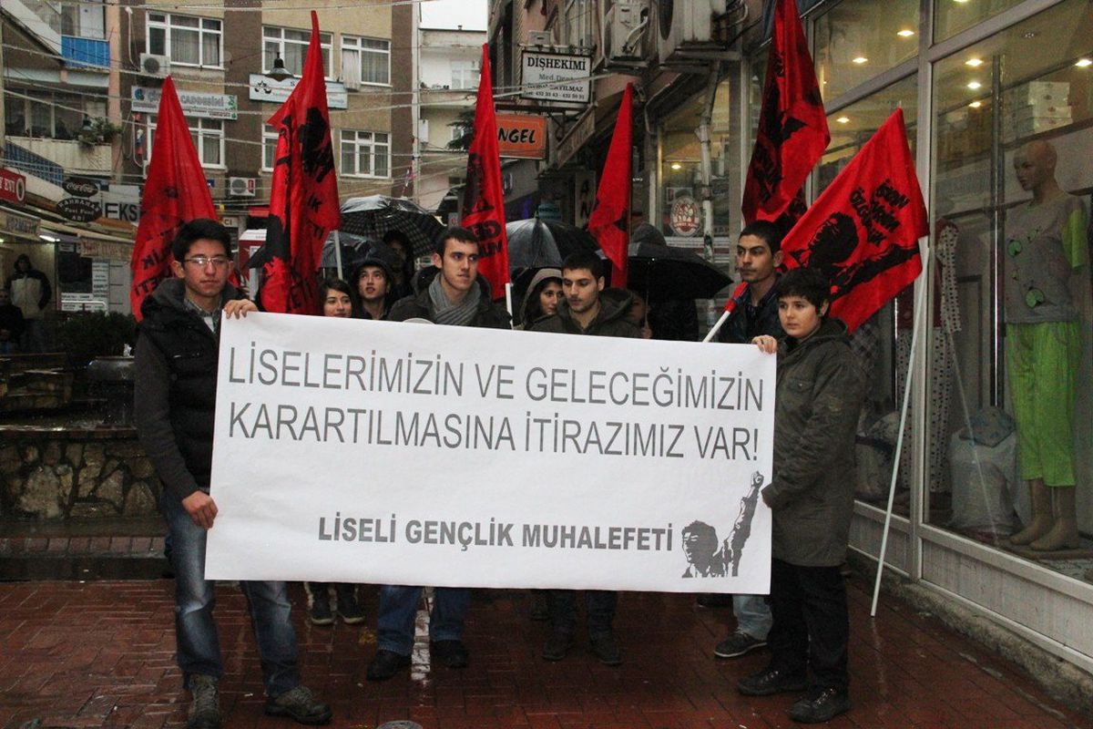 Liseli Gençler, Kıyafet Yönetmeliğini Eleştirdi