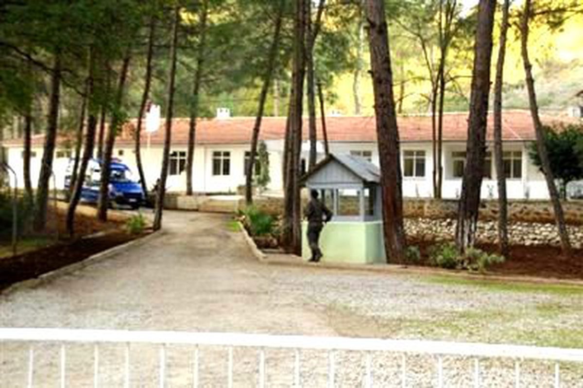 Marmaris\'te Asker Nöbette Kendini Dizinden Vurdu