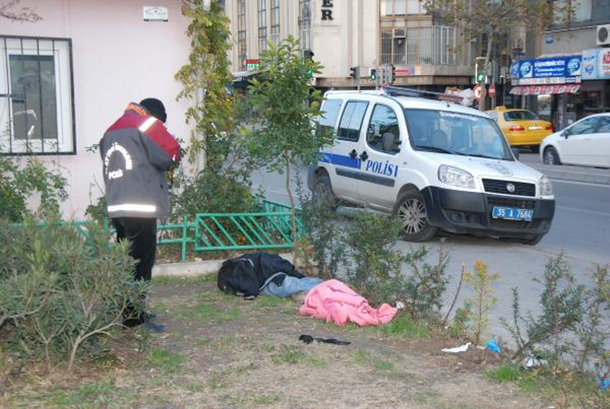 Muhtarlığın Önünde Erkek Cesedi