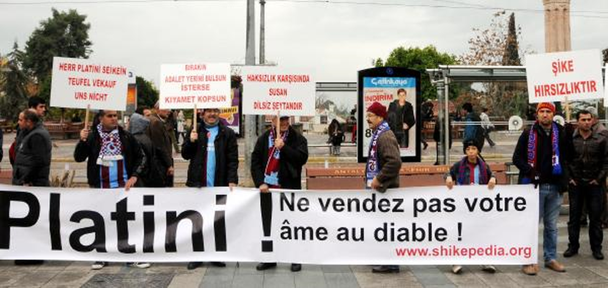 Platini\'ye Pankartlı Tepki