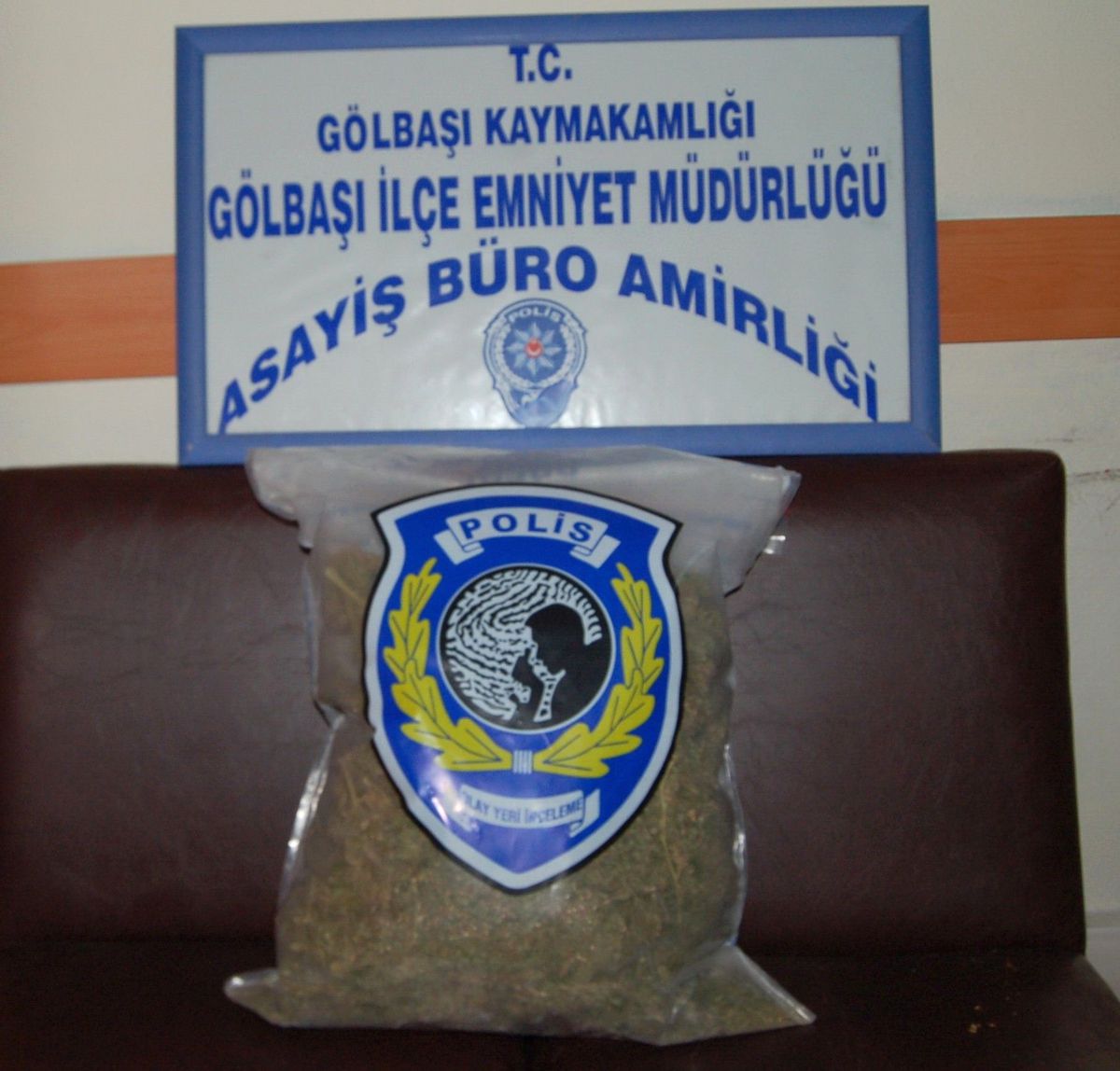 Polis, 70 Gram Esrar Ele Geçirdi