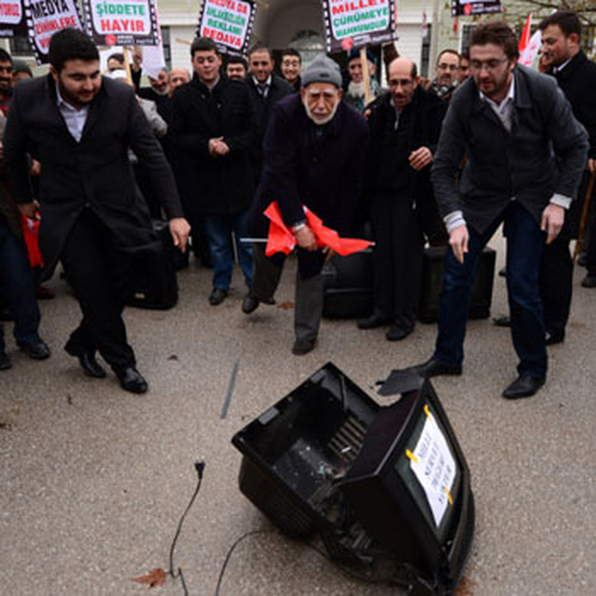 RTÜK\'ü Televizyon Kırarak Protesto Ettiler
