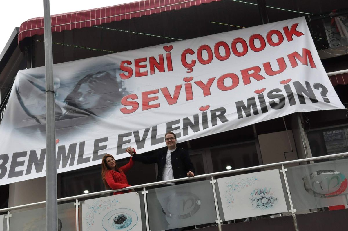 Sevgilerini Pankartla Anlattılar