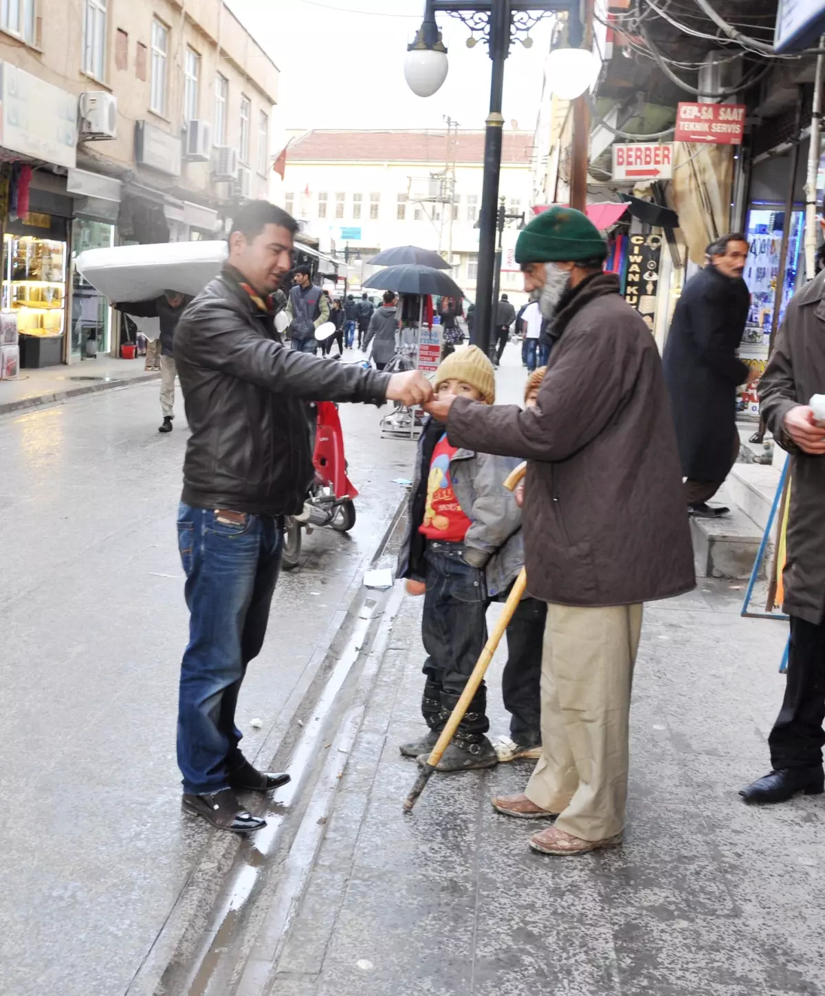 Suriyeli Sığınmacı Torunlarıyla Birlikte Dileniyor