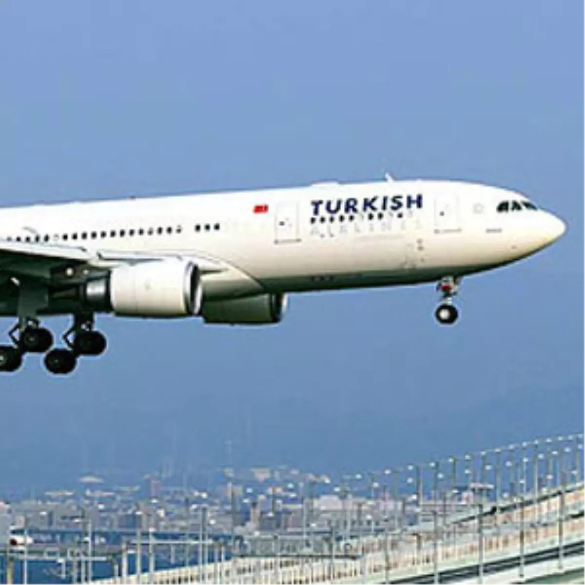 THY Uçağının Motor Kapağı Düştü