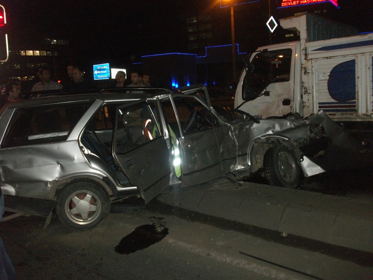 Trabzon\'da Tır Petrol İstasyonuna Girdi: 1 Yaralı