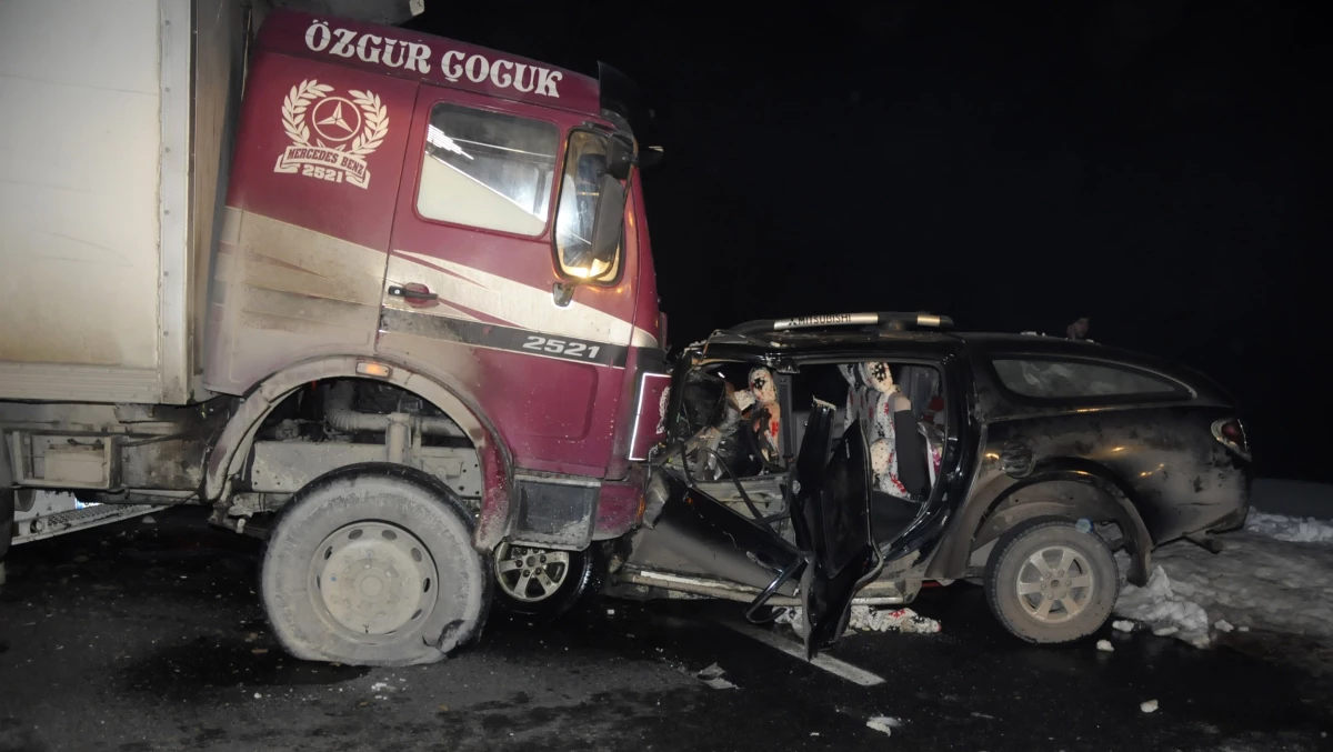 Yüksekova\'da Trafik Kazası: 2 Ölü, 4 Yaralı