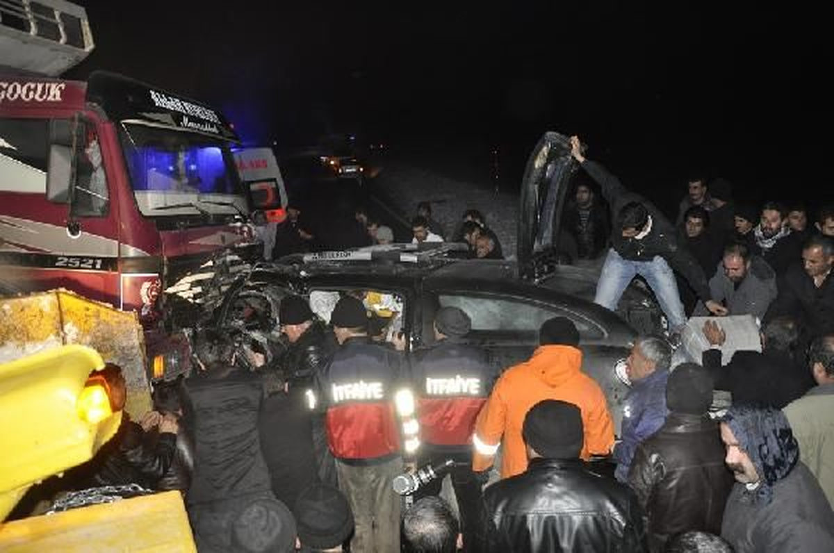 Yüksekova\'da Trafik Kazası: 2 Ölü, 4 Yaralı