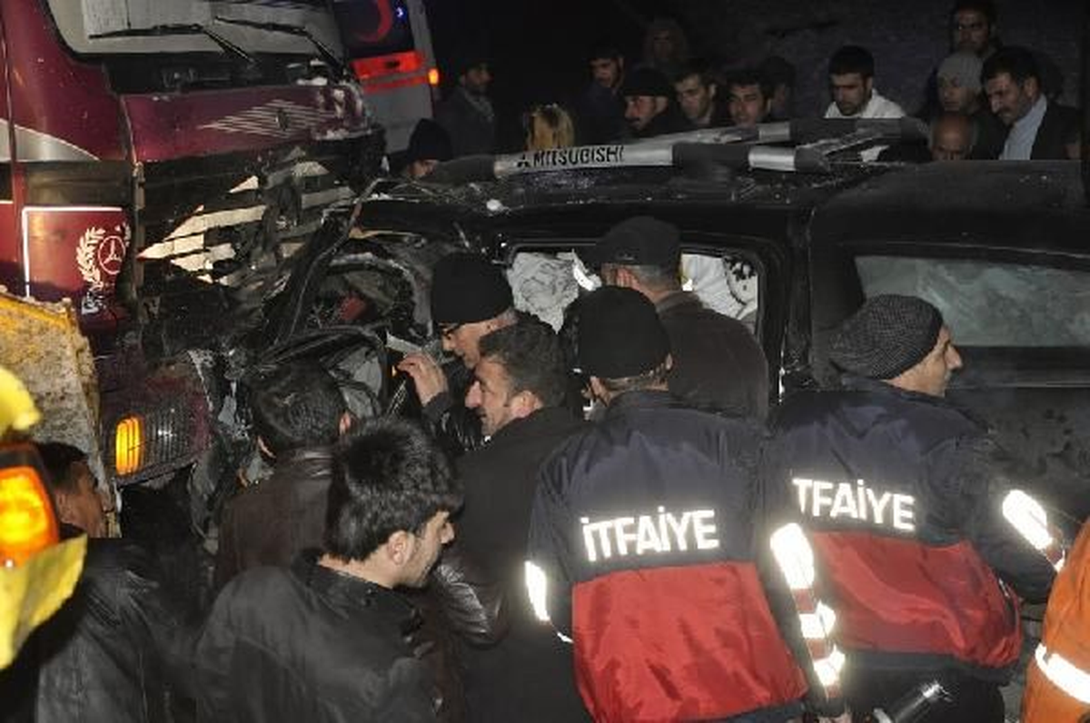 Yüksekova\'da Trafik Kazası: 2 Ölü, 5 Yaralı