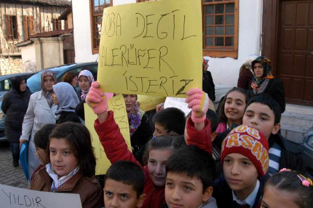 103 Yıllık Okulun Öğrenci ve Velilerinden Yeni Okul Eylemi