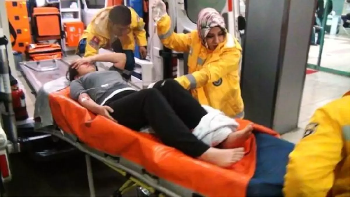 15 Yaşındaki Kız Kendini Bıçakladı