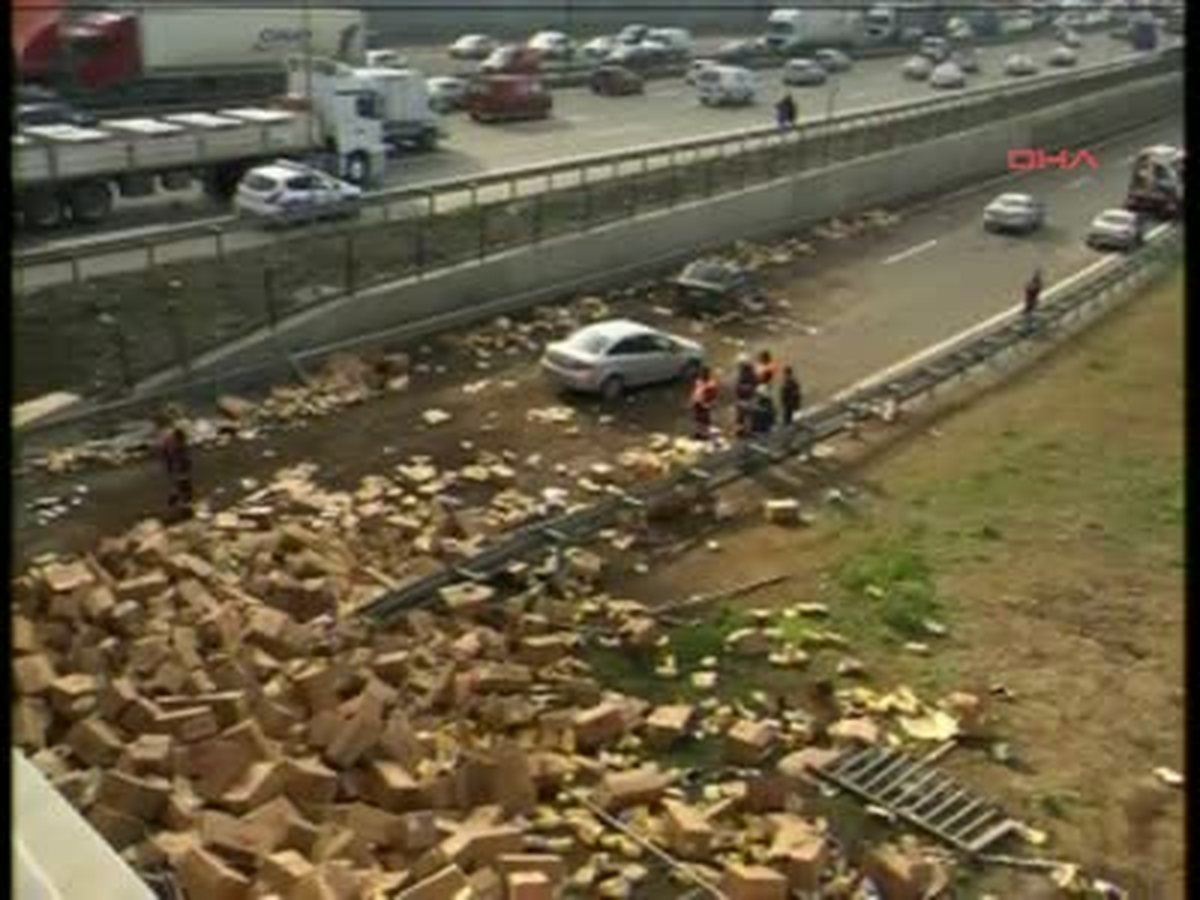 2 Çay Yüklü Tır Devrildi. Tem Yan Yol Kapalı. Otoyolda Trafik Felç