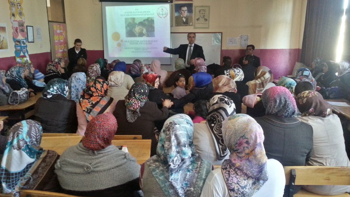 Acıgöl\'de Aile Eğitim Seminerleri Başladı