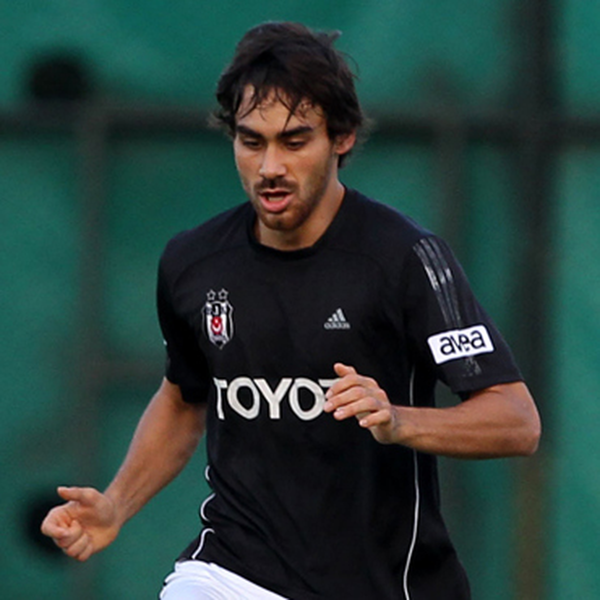 Beşiktaş, Veli Kavlak\'ın Sözleşmesini Değiştirdi