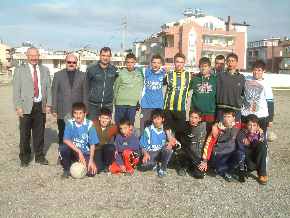 Burhaniye\'de Öğrenciler İçin Futbol Kursu