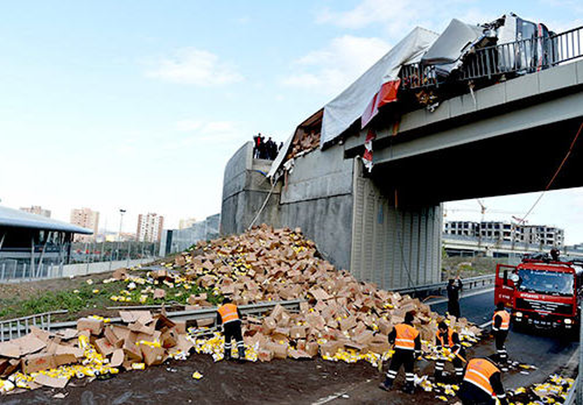 Çay Yüklü Tır Devrildi, Tem Yan Yol Kapalı, Otoyolda Trafik Felç