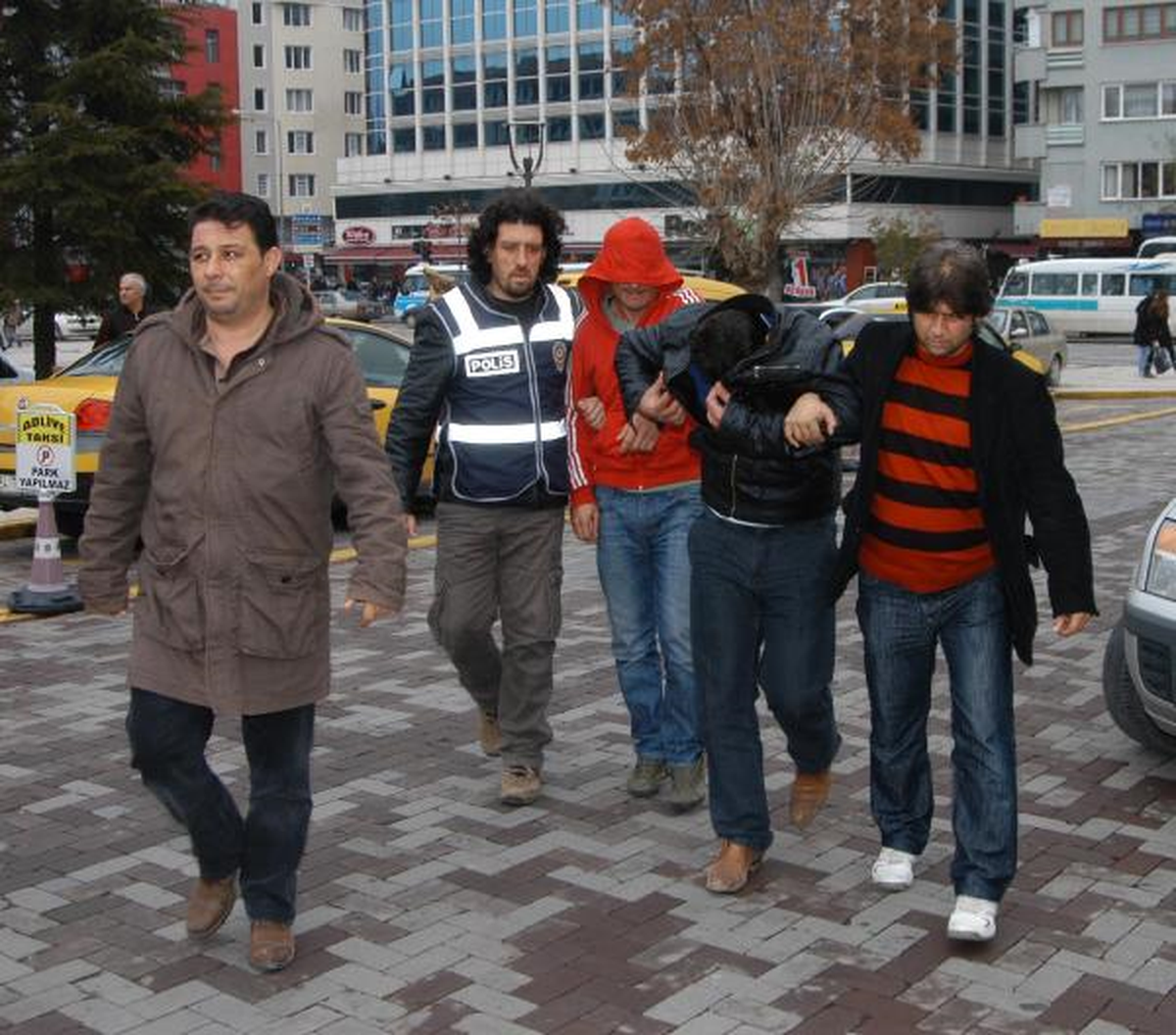 Çifte Otomobille Esrar Sevkiyatına 4 Gözaltı