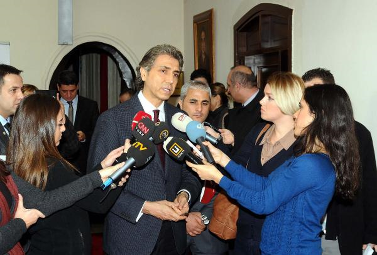 Fatih Belediye Başkanı Demir: Muhtemelen Elektrik Kontağı