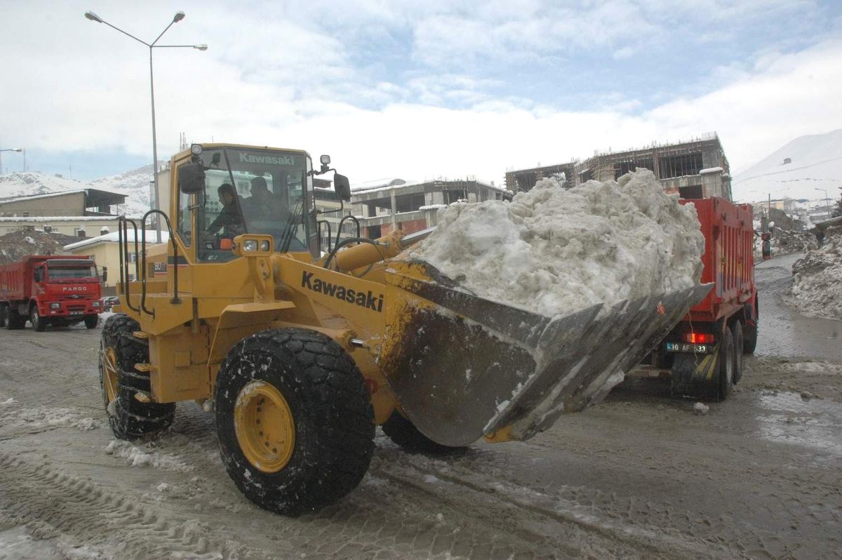 Hakkari\'de 6 Bin Ton Kar Şehir Dışına Çıkartıldı