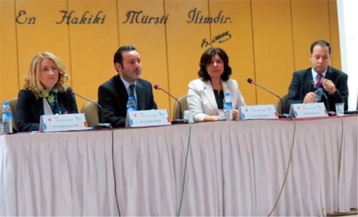 İletişimcilerin Sorunları İÜ'de Masaya Yatırıldı