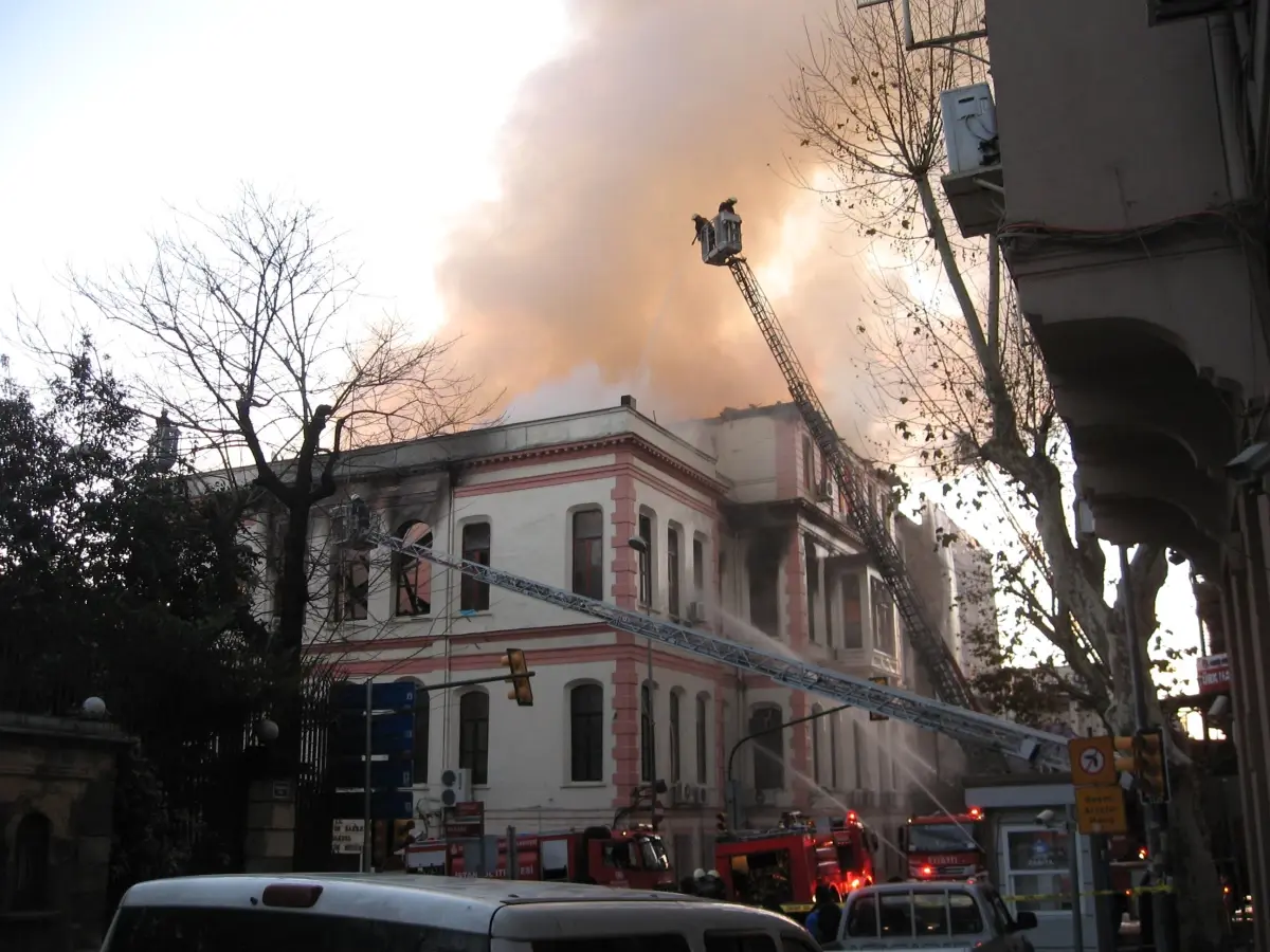 Milli Eğitim Müdürlüğü Binasında Yangın