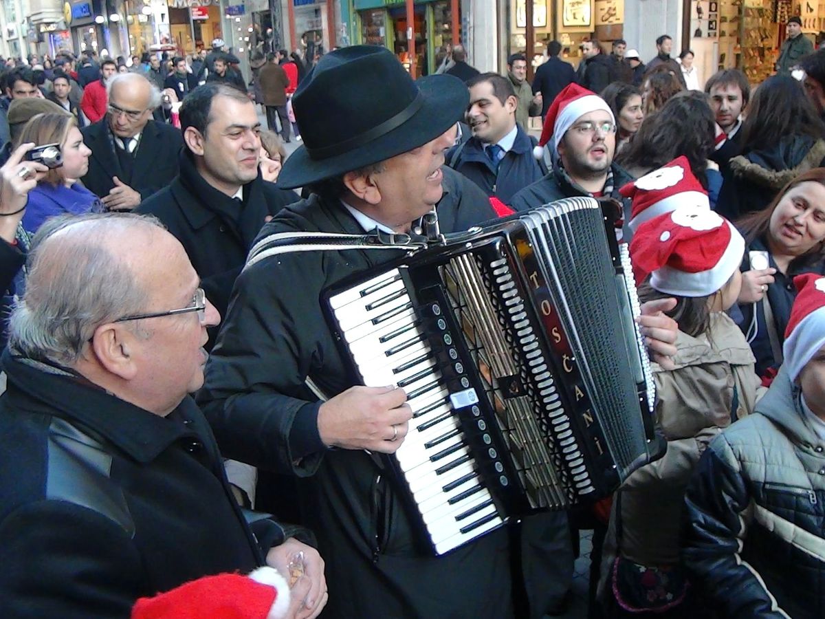 İstiklal\'de "Kalanda" Eşliğinde Noel