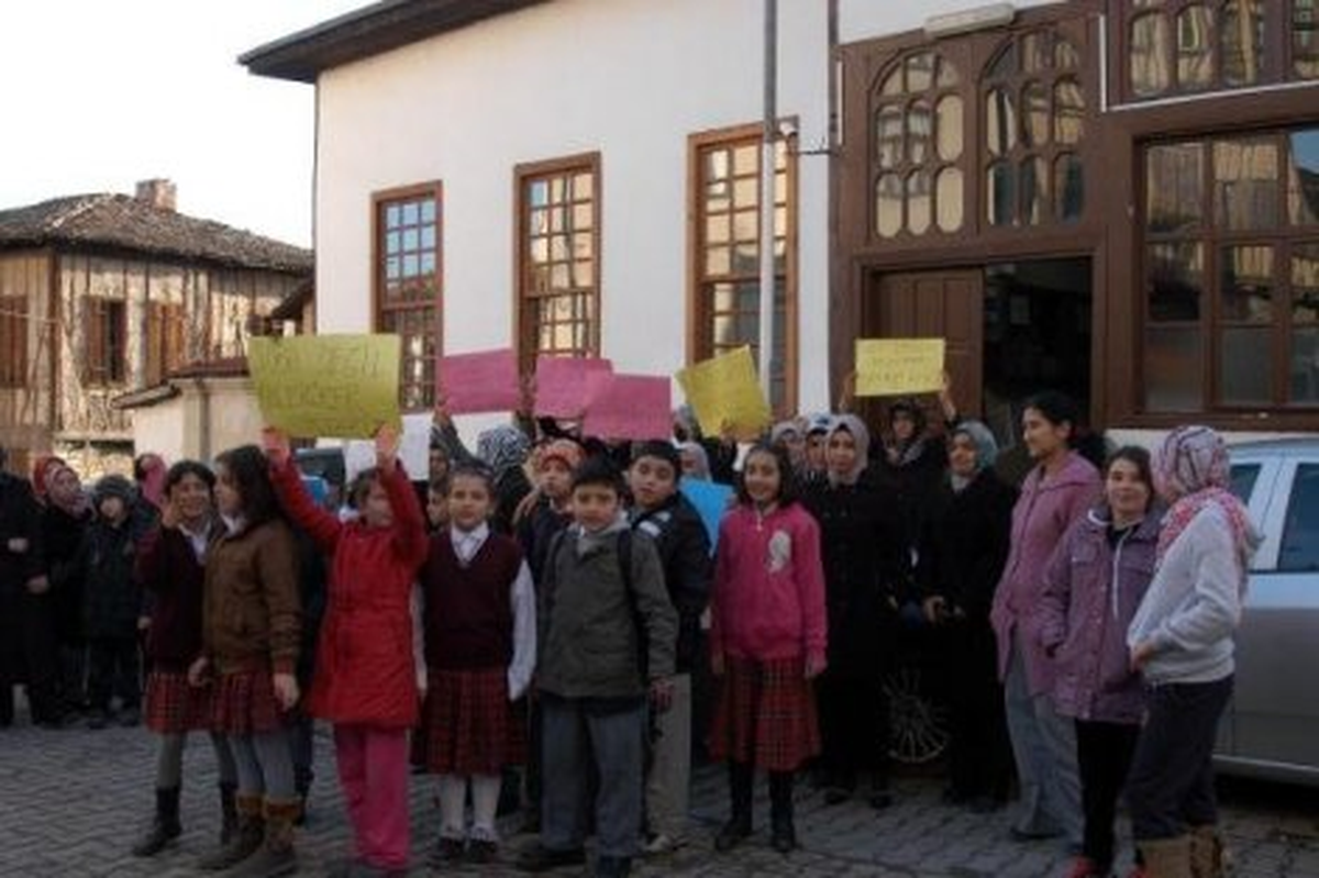 Karabük 103 Yıllık Okulun Öğrenci ve Velilerinden Yeni Okul Eylemi 103 Yıllık Okulun Öğrenci ve...