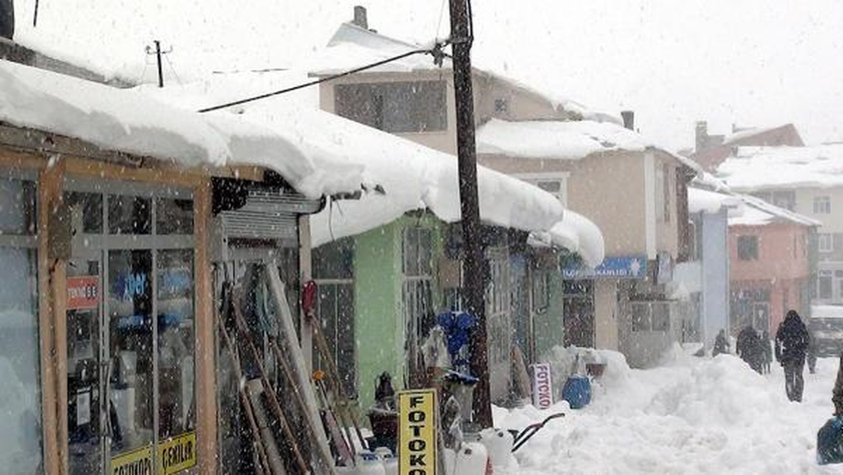 Karlıova\'da Kar Kalınlığı 1,5 Metreye Ulaştı