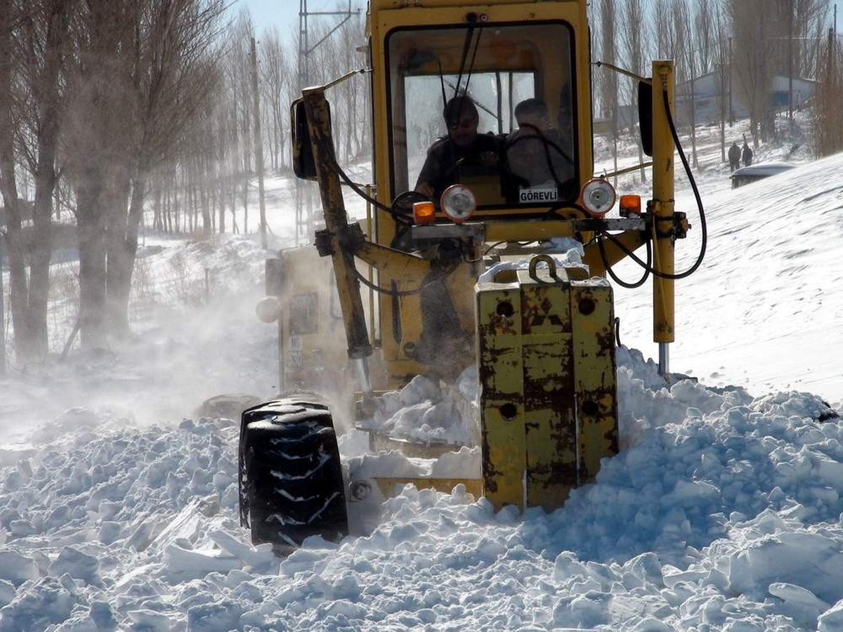 Kars\'ta 23 Köy Yolu Ulaşıma Kapalı