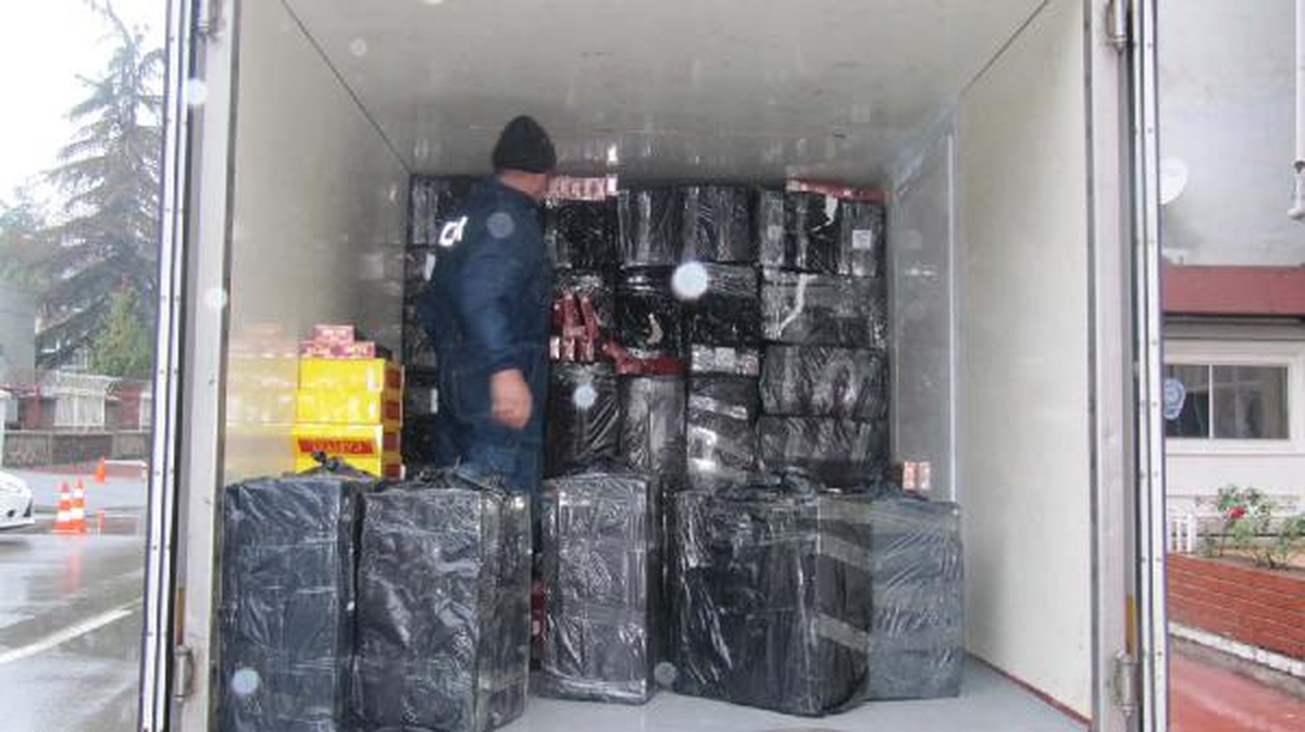 Kamyondan 76 Bin Paket Kaçak Sigara Çıktı