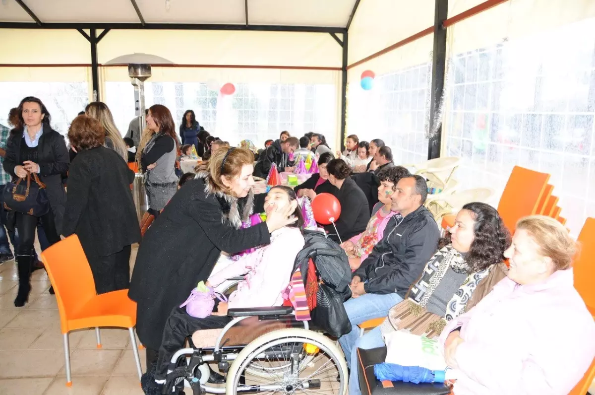 Marmaris\'te Engelli Çocuklar Yeni Yıl Partisinde Eğlendi
