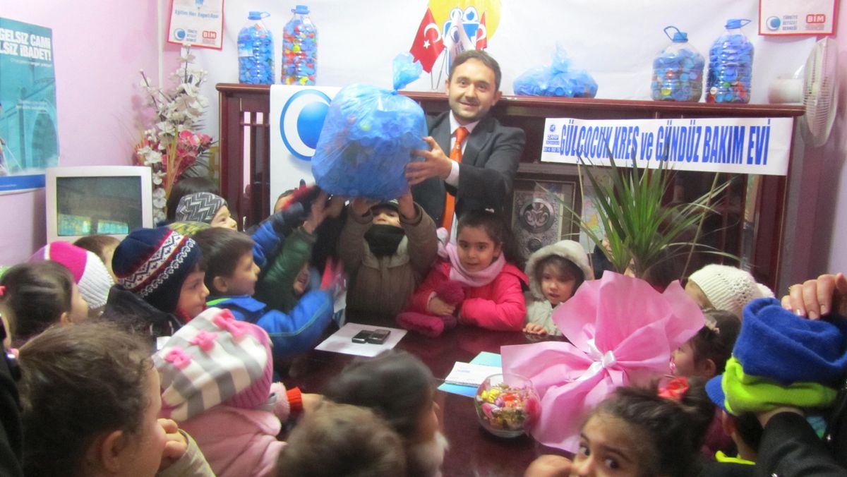 Minik Yüreklerden Engellilere "Mavi Kapak" Desteği