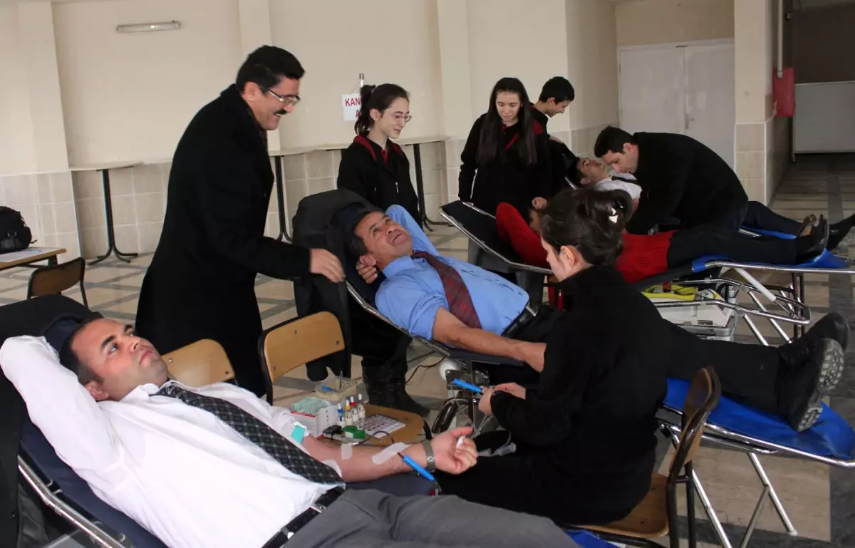 Öğrenciler Kan Bağışladı
