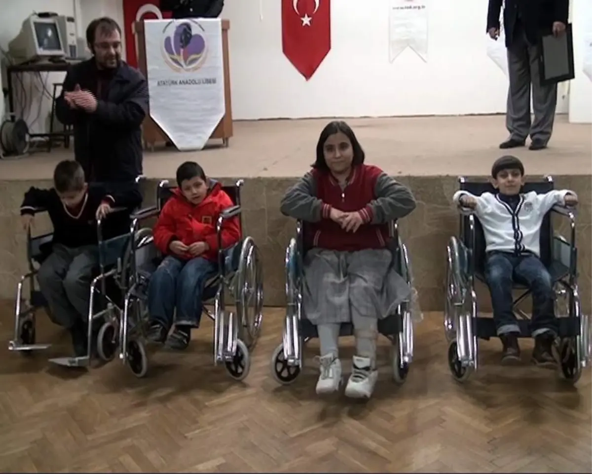 Öğrencilerden Mavi Kapakla 4 Engelliye Tekerlekli Sandalye