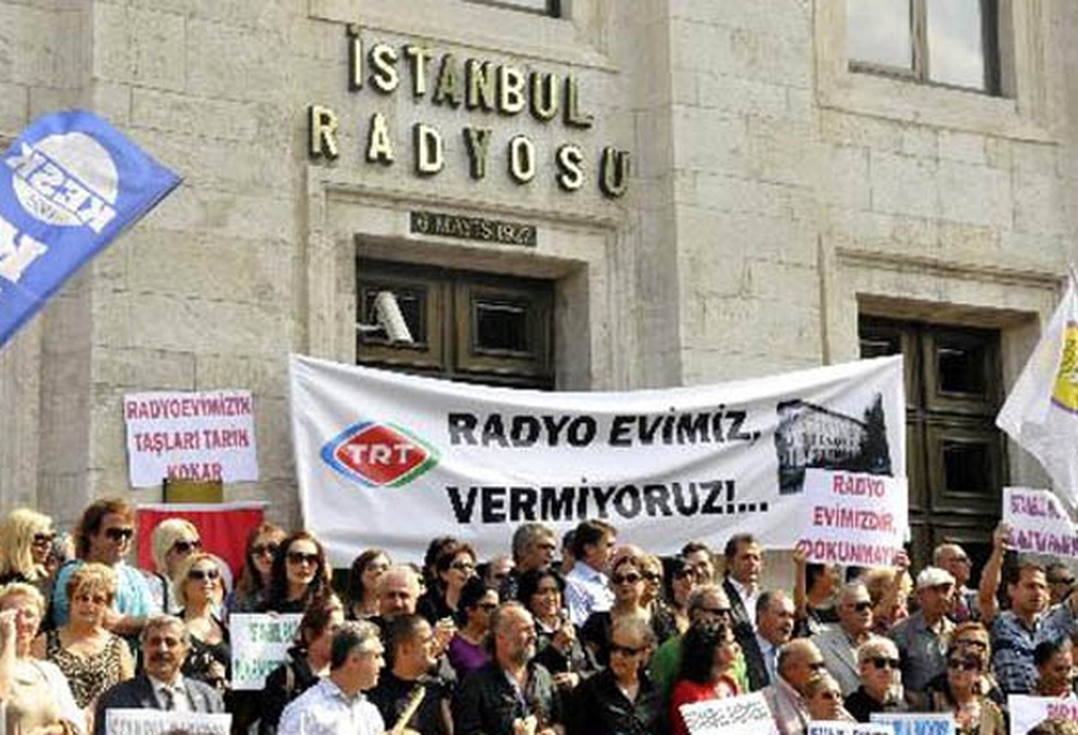 Radyoevi\'ne Ne Olacak?