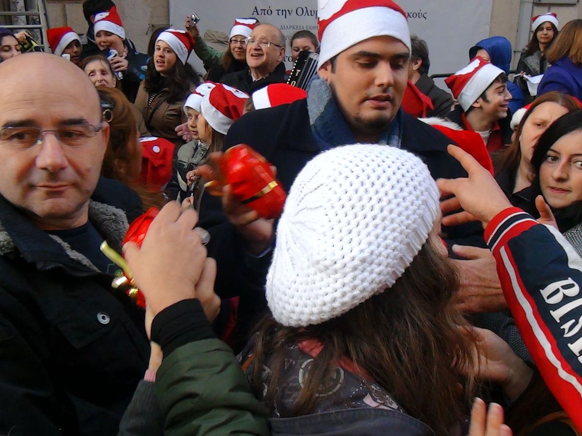 Rum Öğrenciler Noel Çöreği Dağıttı