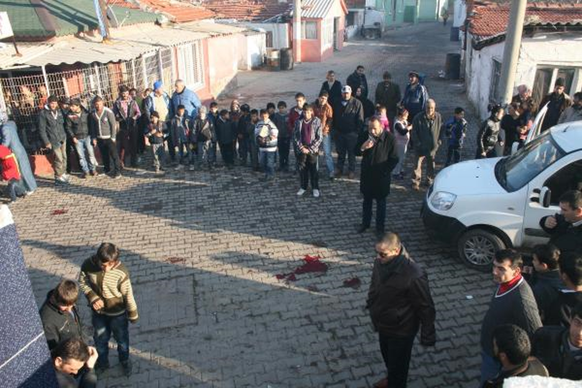 Sokak Ortasında Tabancayla Bacaklarından Vurdu