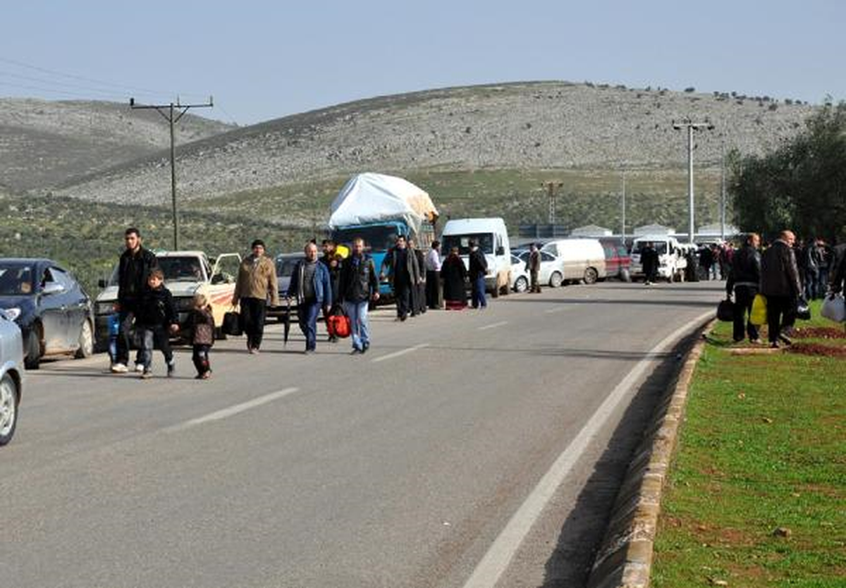 Suriye Ordusunun Bombaladığı Hama\'dan Kaçanlar Türkiye Sınırına Yığıldı