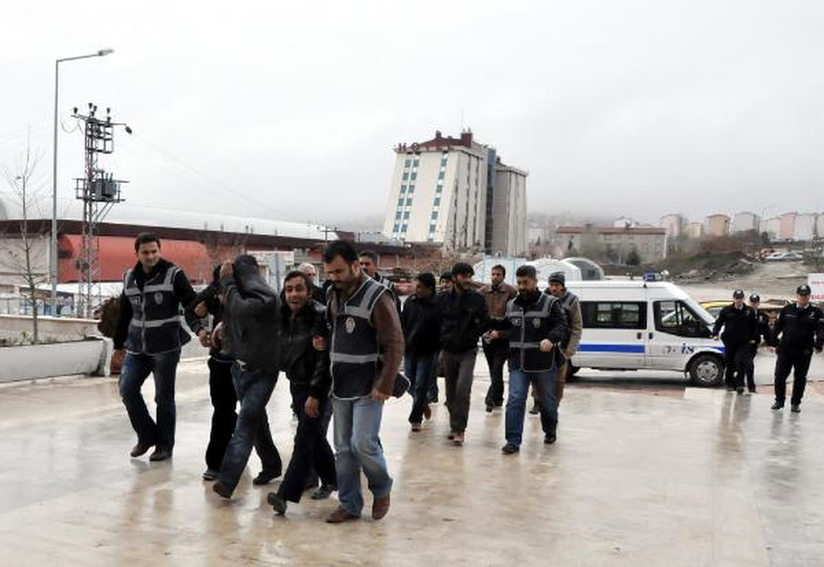 Telefonla Vatandaşları Dolandıran 28 Şüpheli Adliyede