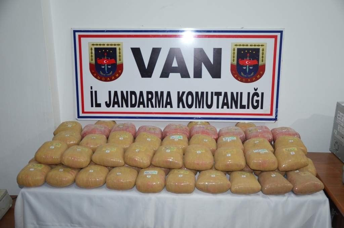 Tezek Yığınları Arasında 73 Kilo Esrar