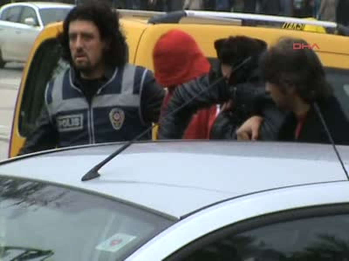 Uşak Park Halindeki Otomobil Alev Alev Yandı Park Halindeki Otomobil Alev Alev Yandı