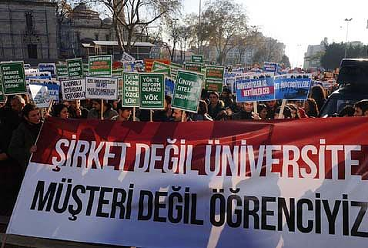 Ankara\'da Öğretim Üyeleri ve Öğrenciler YÖK Yasası\'na Karşı Yürüyor