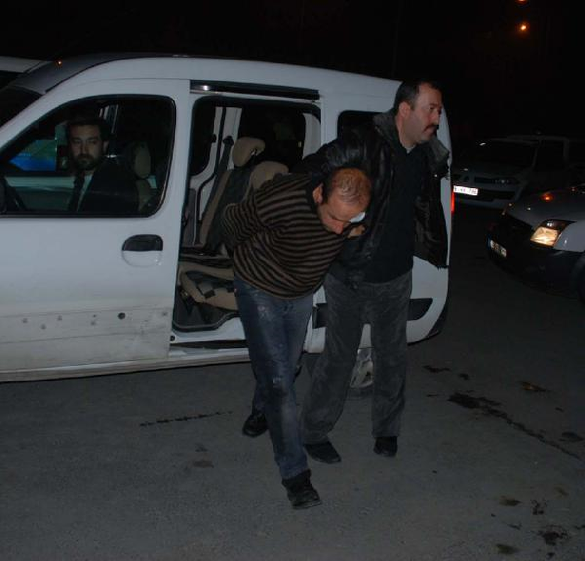 Aranan Şüpheli, Teslim Olmamak İçin Mahalleliyle Birlikte Polise Saldırdı