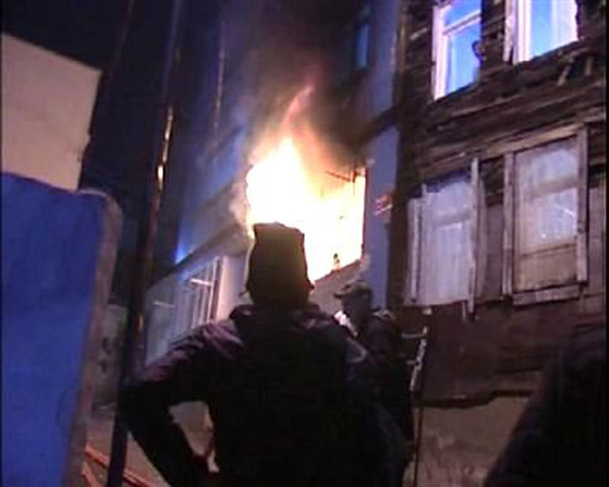 Beyoğlu\'nda Korkutan Alevler