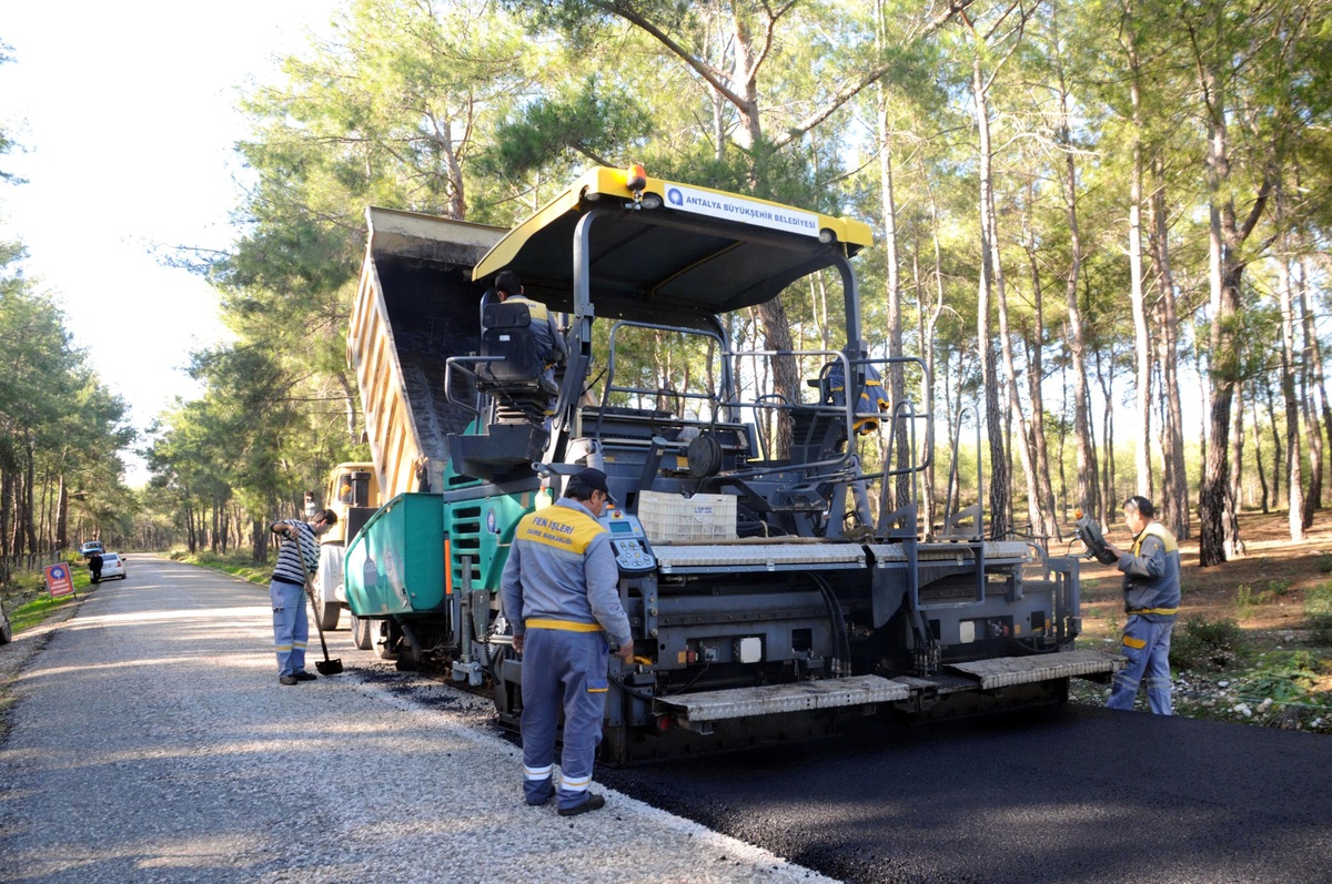 Antalya Belediyesi Mezarlık Yolu\'nu Asfaltlıyor