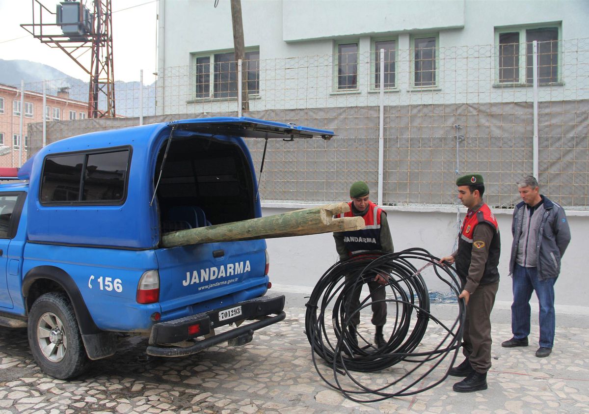 Çaldıkları Kabloları Yakarken Yakalandılar