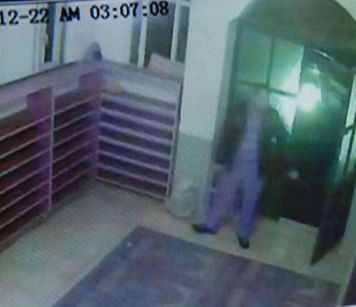Caminin Bağış Kutusundaki Paraları Çaldı